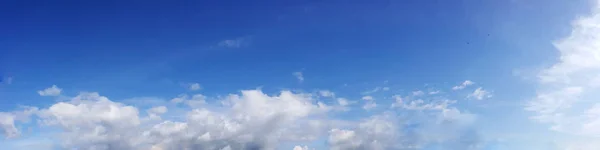 Lebendige Farbpanoramahimmel Mit Wolken Einem Sonnigen Tag Schöne Zirruswolke — Stockfoto