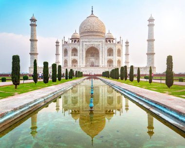 Taj Mahal 'in ön görüntüsü yansıma havuzuna yansıdı, Uttar Pradesh, Hindistan' daki Yamuna nehrinin güney kıyısındaki fildişi beyazı mermer mozoleye. Dünyanın yedi harikasından biri..