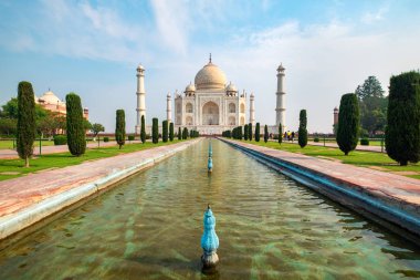 Taj Mahal 'in ön görüntüsü yansıma havuzuna yansıdı, Uttar Pradesh, Hindistan' daki Yamuna nehrinin güney kıyısındaki fildişi beyazı mermer mozoleye. Dünyanın yedi harikasından biri..