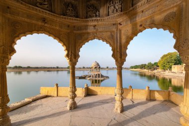 Gadisar Gölü, Jaisalmer, Rajasthan, Hindistan. UNESCO Dünya Mirası.