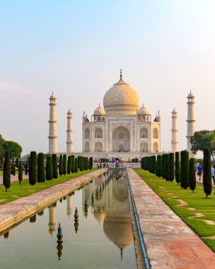 Taj Mahal 'in ön görüntüsü yansıma havuzuna yansıdı, Uttar Pradesh, Hindistan' daki Yamuna nehrinin güney kıyısındaki fildişi beyazı mermer mozoleye. Dünyanın yedi harikasından biri..