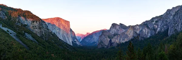 Yosemite Vadisi ulus parkı. Günbatımında, tünel manzarasından alacakaranlık vakti. Yosemite ulus parkı, Kaliforniya, ABD. Panoramik resim.