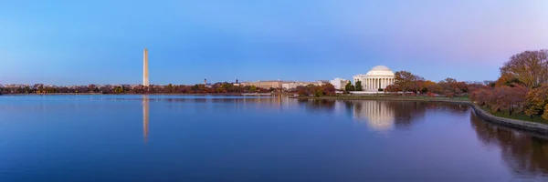 Jeffeerson Anıtı ve Washington Anıtı deprem havzası üzerinde akşam, Washington Dc, ABD yansıtıyordu. Panoramik görüntü
