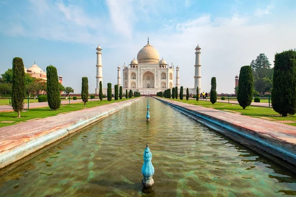 Pohled Zepředu Taj Mahal Odrážel Zrcadlovém Jezírku Slonovinově Bílém Mramorovém — Stock fotografie