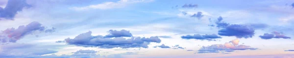 Alacakaranlık Zamanında Canlı Panorama Gökyüzü Güzel Cirrus Bulut Panoramik Görüntü — Stok fotoğraf
