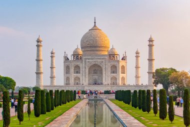Taj Mahal 'in ön görüntüsü yansıma havuzuna yansıdı, Uttar Pradesh, Hindistan' daki Yamuna nehrinin güney kıyısındaki fildişi beyazı mermer mozoleye. Dünyanın yedi harikasından biri..