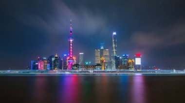 Huangpu Nehri seyir alacakaranlık zaman üzerinde şehir manzarası Pudong yan Şangay. Shanghai, Çin. Güzel canlı panoramik görüntüsü.