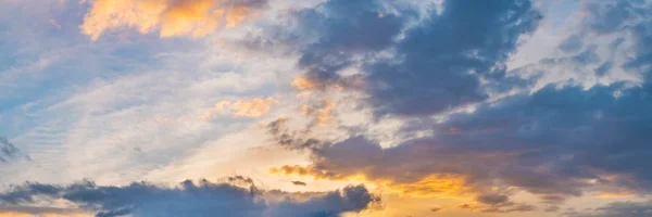 Panorama Vibrante Céu Pôr Sol Tempo Crepúsculo Uma Bela Nuvem — Fotografia de Stock