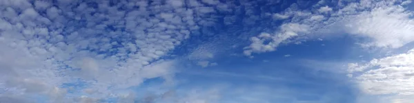 Leuchtende Farbpanoramahimmel Mit Wolken Einem Sonnigen Tag Schöne Zirruswolke Hochauflösendes — Stockfoto