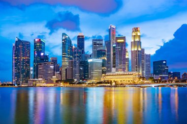 Singapur finans bölgesi alacakaranlık vakti Marina körfezinde ufuk çizgisi, Singapur, Güney Doğu Asya.