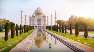 Taj Mahal önden görünüm yansıma havuzu, Agra, Uttar Pradesh, Hindistan Yamuna Nehri'nin güney yakasında bir Fildişi-beyaz mermer Türbesi yansıyan güneş doğuyor.