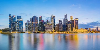 Singapur finans bölgesi alacakaranlık vakti Marina körfezinde ufuk çizgisi, Singapur, Güney Doğu Asya.