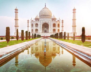 Taj Mahal önden görünüm yansıma havuzu, Agra, Uttar Pradesh, Hindistan Yamuna Nehri'nin güney yakasında bir Fildişi-beyaz mermer Türbesi yansıyan güneş doğuyor.