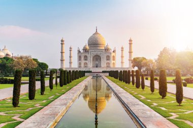Taj Mahal önden görünüm yansıma havuzu, Agra, Uttar Pradesh, Hindistan Yamuna Nehri'nin güney yakasında bir Fildişi-beyaz mermer Türbesi yansıyan güneş doğuyor.