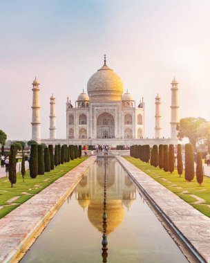 Taj Mahal önden görünüm yansıma havuzu, Agra, Uttar Pradesh, Hindistan Yamuna Nehri'nin güney yakasında bir Fildişi-beyaz mermer Türbesi yansıyan güneş doğuyor.