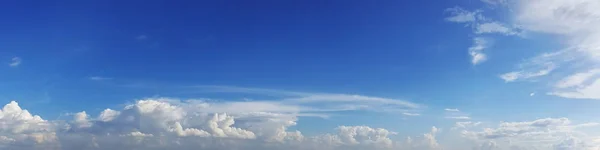 Panoráma Felhővel Egy Napsütéses Napon Gyönyörű Cirrus Felhő — Stock Fotó