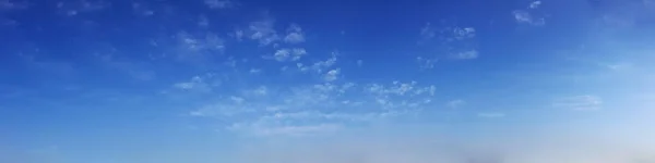 Panorama Obloha Mrakem Slunečného Dne Krásný Cirrus Cloud — Stock fotografie