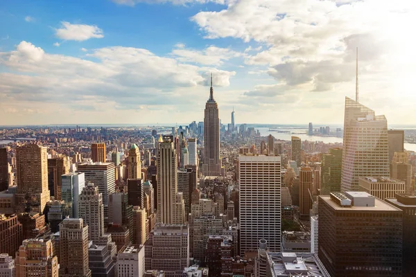 Gün batımından önce kentsel gökdelenler ile çatı üst New York şehir manzarası. New York, ABD. 