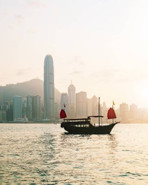 Kowloon, Hong Kong, Çin'den görülen geleneksel bir tekne ile Hong Kong silueti.