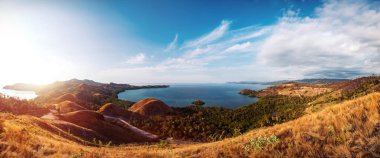 Renkli güneşli gün panorama noktada Amelia günbatımı, Labuan Bajo Flores Adası, Endonezya.