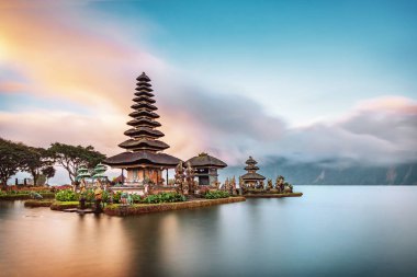Ulun Danu Beratan Tapınağı Endonezya 'nın Bali gölünün batı yakasında yer alan ünlü bir simgedir..