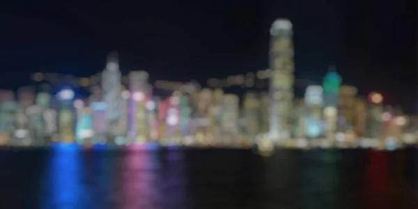 九龍から見た夜の香港のスカイラインのカラフルなパノラマビューの焦点外 — ストック写真