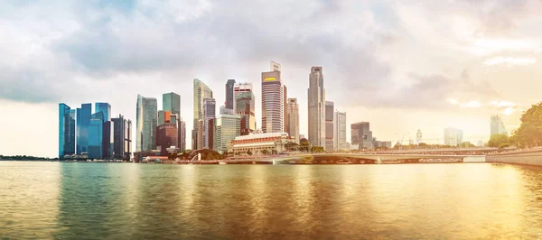 Singapurská Obchodní Čtvrť Během Západu Slunce Skupina Mrakodrapů Marina Bay — Stock fotografie