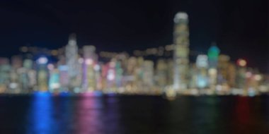 Kowloon'dan görülen gece saatlerinde Hong Kong siluetinin Renkli panoramik manzarasının odak noktasının dışında. Hong Kong, Çin.