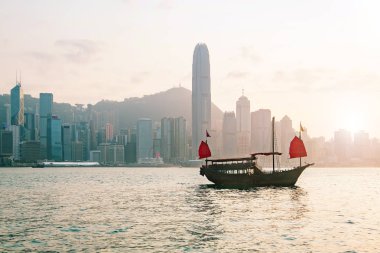 Kowloon, Hong Kong, Çin'den görülen geleneksel bir tekne ile Hong Kong silueti.