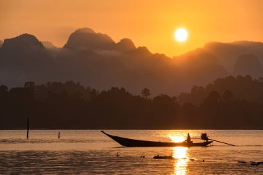 sabah Tayland'ın güneyinde bir baraj da yelken bir tekne siluet görüntü.
