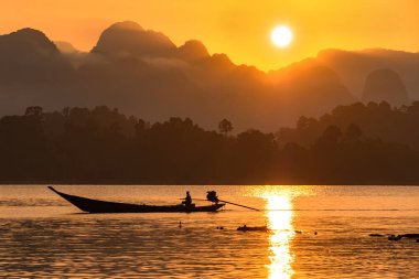 sabah Tayland'ın güneyinde bir baraj da yelken bir tekne siluet görüntü.