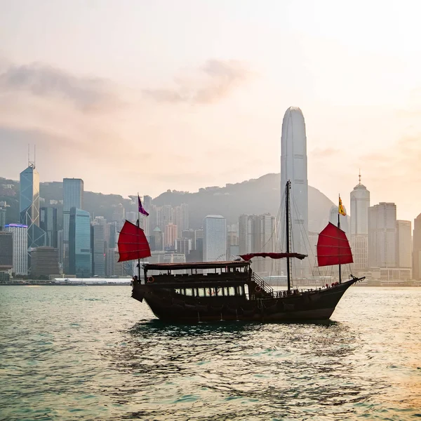 Kowloon, Hong Kong, Çin'den görülen geleneksel bir tekne ile Hong Kong silueti.