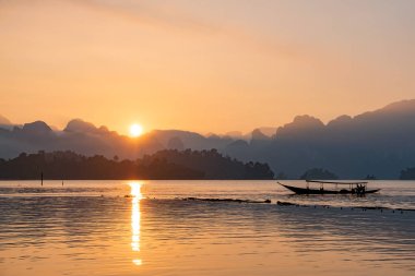 sabah Tayland'ın güneyinde bir baraj da yelken bir tekne siluet görüntü.