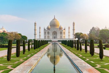 Taj Mahal 'in ön görüntüsü yansıma havuzuna yansıdı, Uttar Pradesh, Hindistan' daki Yamuna nehrinin güney kıyısındaki fildişi beyazı mermer mozoleye. Dünyanın yedi harikasından biri..
