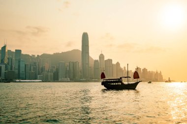 Kowloon, Hong Kong, Çin'den görülen geleneksel bir tekne ile Hong Kong silueti.