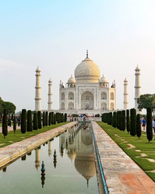 Taj Mahal 'in ön görüntüsü yansıma havuzuna yansıdı, Uttar Pradesh, Hindistan' daki Yamuna nehrinin güney kıyısındaki fildişi beyazı mermer mozoleye. Dünyanın yedi harikasından biri..