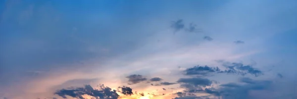 Dramatischer Panoramahimmel Mit Wolken Bei Sonnenaufgang Und Sonnenuntergang Panorama Bild — Stockfoto