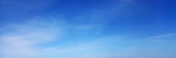 晴れた日に雲とパノラマの空 美しいサーカスの雲 — ストック写真