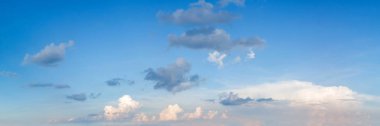 Güneşli bir günde canlı, panoramik gökyüzü bulutlu. Güzel sirrus bulutu. Panorama yüksek çözünürlüklü fotoğraf.