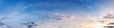 Gün doğumunda ve günbatımında bulutlu dramatik bir gökyüzü. Panoramik resim.