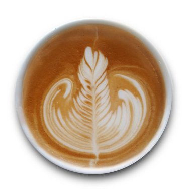 Beyaz arka planda yalıtılmış Latte sanat kahve bir kupa üst görünümü.