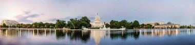 Amerika Birleşik Devletleri Capitol binasının panorama görünümü nation mall, Washington Dc, ABD'de gün batımında yansıma havuzuna yansıdı.