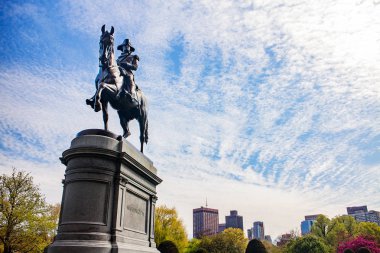 Yazın Boston halk parkında George Washington Heykeli. Boston, Massachusetts, Amerika Birleşik Devletleri.