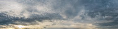 Bulutlu bir günde fırtına bulutuyla dramatik bir gökyüzü. Panoramik resim.