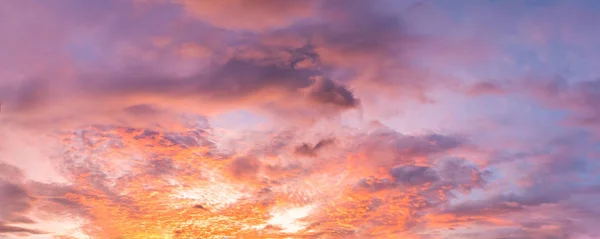 Драматический Яркий Цвет Красивым Облаком Восхода Захода Солнца Облачный День — стоковое фото