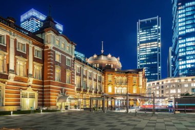 Alacakaranlık vakti modern Highrise binasıyla çevrili Tokyo tren istasyonunda ufuk çizgisi. Tokyo Şehri, Japonya.