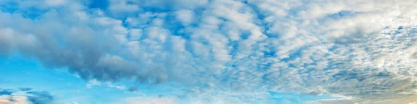 Panoramahimmel Mit Wolken Einem Sonnigen Tag Schöne Zirruswolke — Stockfoto