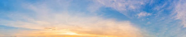 아름다운 구름으로 극적으로 색깔의 파노라마 파노라마 — 스톡 사진