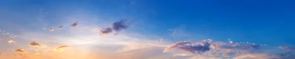 Alacakaranlık Panorama Gökyüzü Arkaplanı Alacakaranlıkta Renkli Bulutlar Panoramik Resim — Stok fotoğraf