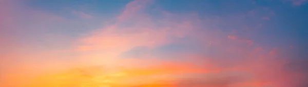 Dämmerungspanorama Himmel Hintergrund Mit Bunten Wolken Der Dämmerung Panorama Bild — Stockfoto